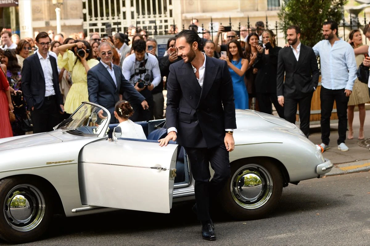 Los novios Thylane Blondeau y Benjamin Attal llegando a su casamiento por civil en Paris.