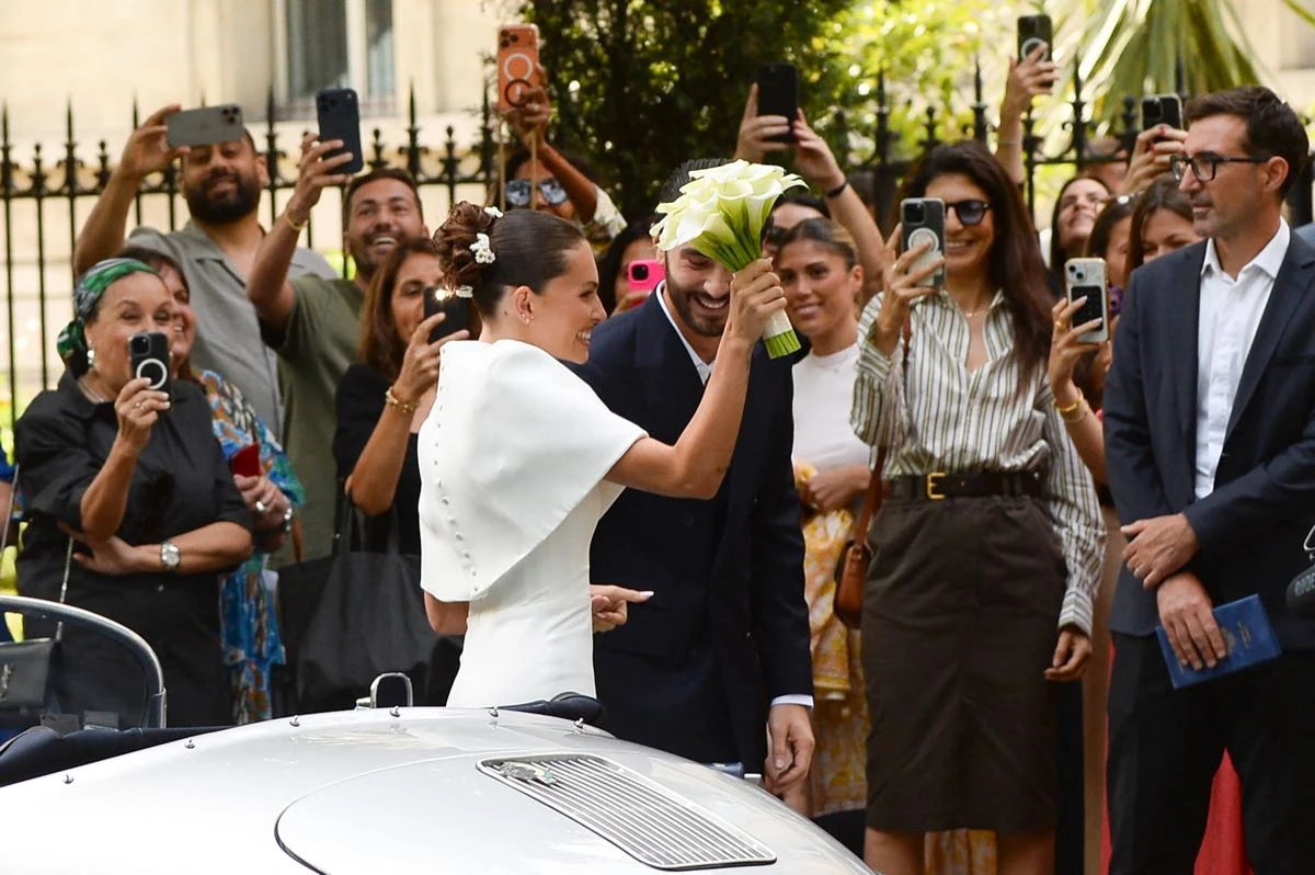 Los novios Thylane Blondeau y Benjamin Attal llegando a su casamiento por civil en Paris.