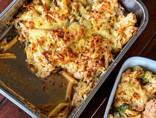 Gratin de pollo, pasta, brócoli y coliflor: la receta de Pedro Lambertini para una cena express y nutritiva