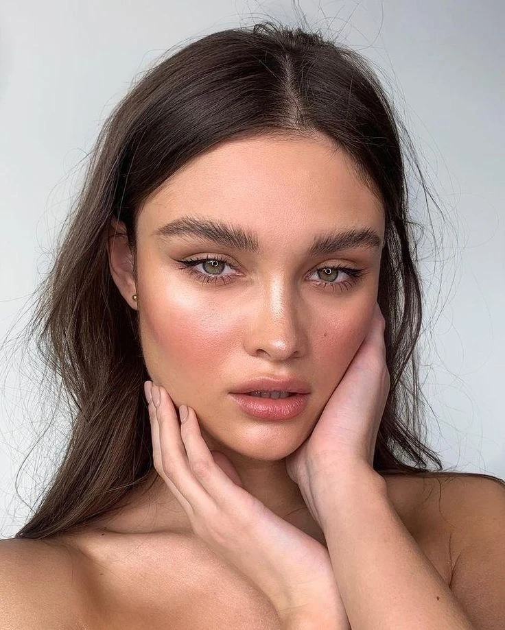 Menos es más: las 5 tendencias de maquillaje, pelo y uñas que dejamos atrás este invierno
