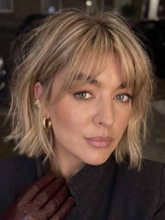 El truco visual de las famosas: cómo llevar el pelo corto con flequillo si tenés cara redonda