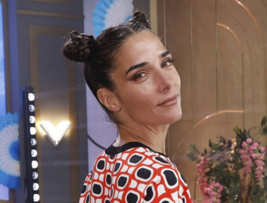 Juana Viale se sumó a la tendencia del "pijama a la calle" con un look boho chic de estampa geométrica multicolor