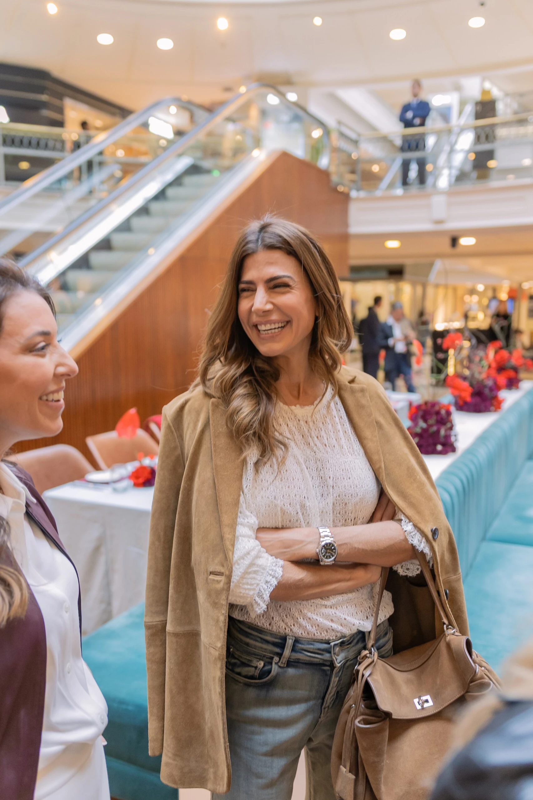 Blazer de gamuza sobre los hombros, el truco de estilismo de Juliana Awada.
