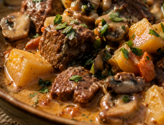 La receta fácil del día: cazuela cremosa de carne, papas y hongos, el plato perfecto para un viernes de invierno