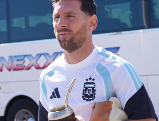 Lionel Messi atraviesa horas sensibles en el Mundial tras la falsa noticia sobre su papá: "Está muy bien acompañado"