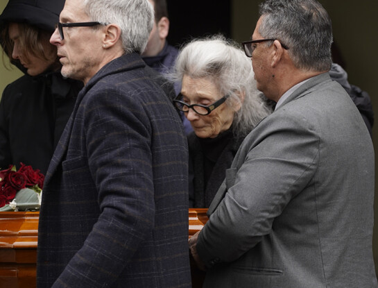 Las desgarradoras fotos de Milka Truol, la madre de Ernestina Pais, en el último adiós a su hija