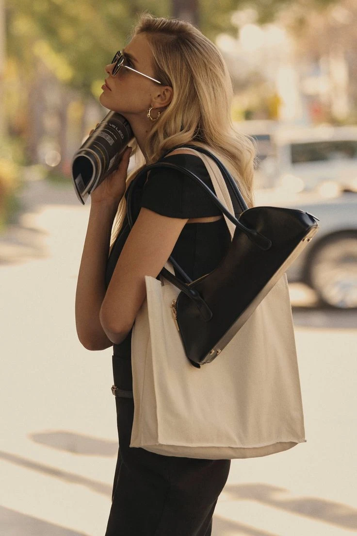 Alerta tendencia: así se lleva la East-West Baguette, la cartera alargada que conquista el street style