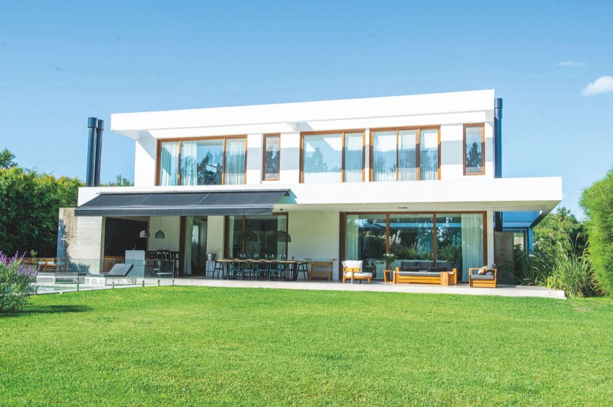 Un proyecto de paisajismo natural, con vegetación abundante, acompaña la arquitectura y potencia el plan de integración interior y exterior.