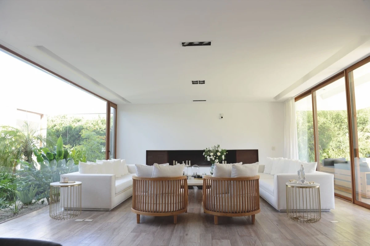 El blanco se impone no solo como elección estética sino como herramienta para amplificar la luz,