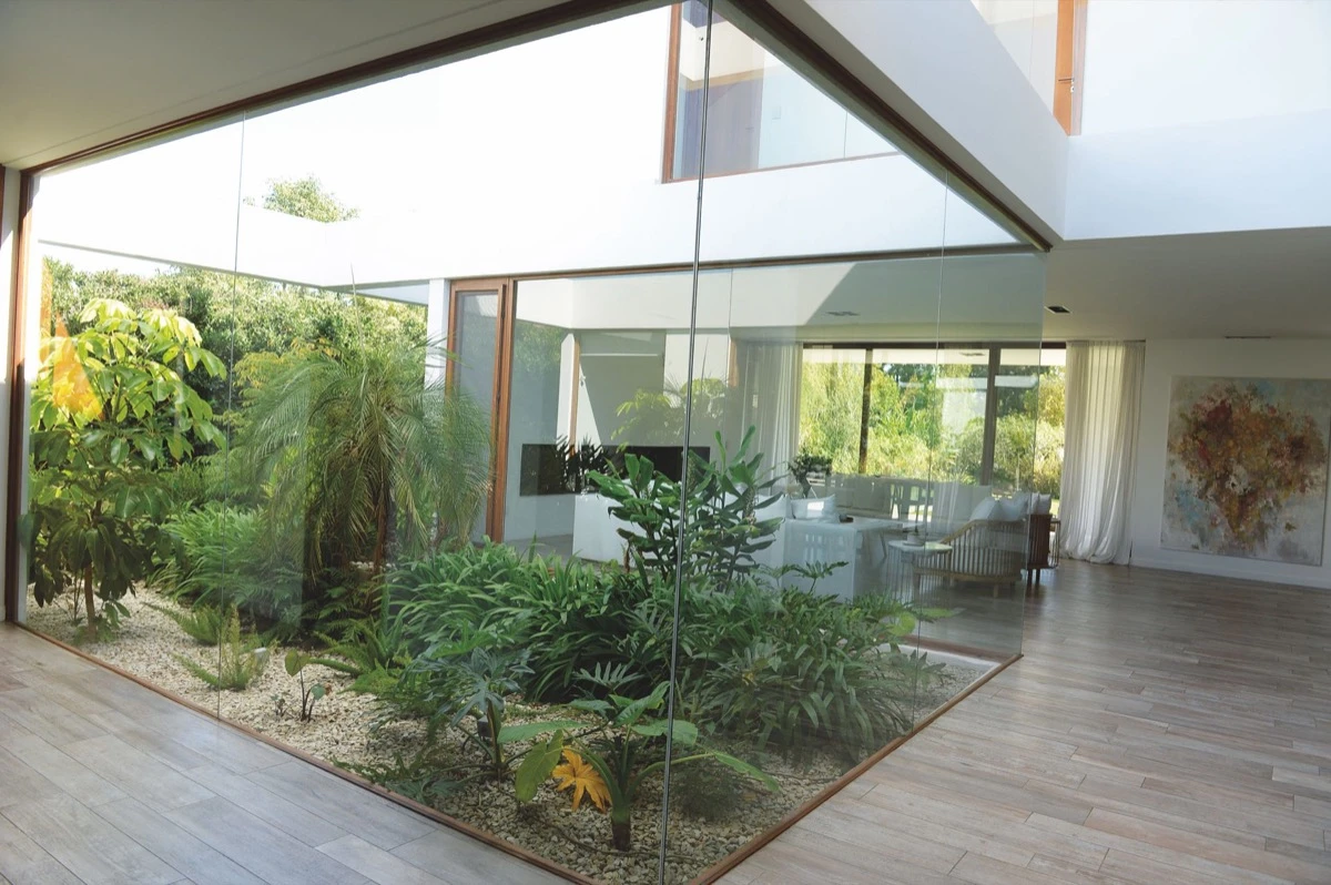 El corazón del proyecto es un patio central concebido como una caja de cristal.