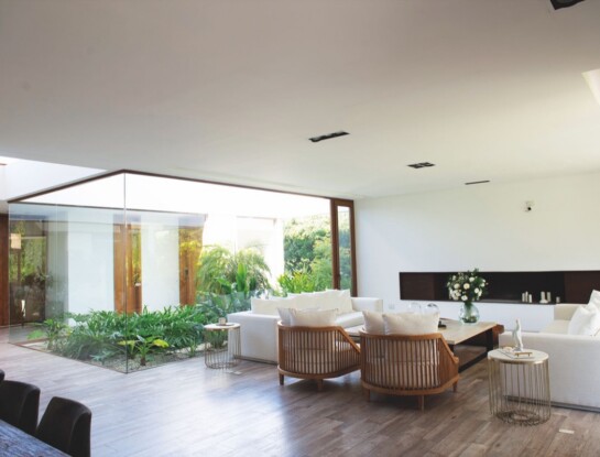Una casa en la que conviven diseño, luz natural y vida creativa 