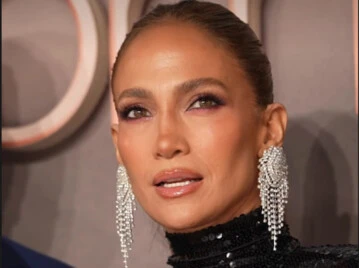Jennifer Lopez impactó en Londres con un espectacular vestido y sorprendió con el truco de maquillaje que destaca la mirada