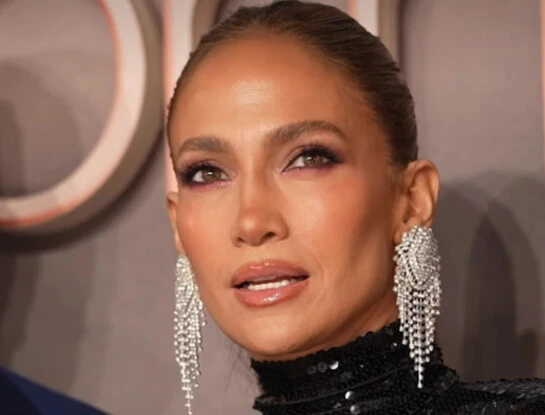 Jennifer Lopez impactó en Londres con un espectacular vestido y sorprendió con el truco de maquillaje que destaca la mirada
