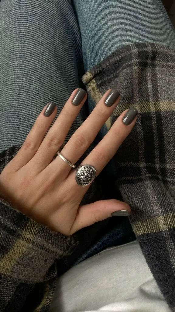 Se luce especialmente con outfits monocromáticos en gris, negro o blanco, además de prendas confeccionadas en cuero, denim oscuro y paño.