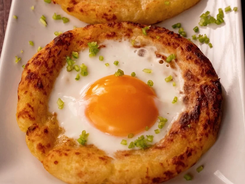 Nidos de papa y queso con huevo: una cena fácil, rica y con sabor a tortilla