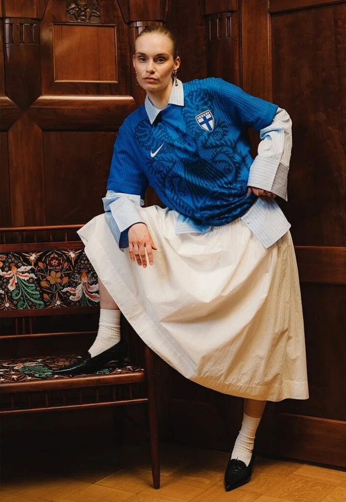 La propuesta mezcla el universo futbolero con códigos más sofisticados y da como resultado un look moderno, original y con mucha personalidad.