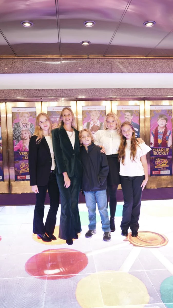 Carola del Bianco y sus hijos.