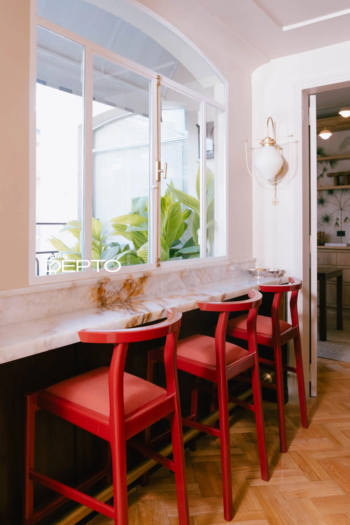 El bar con las sillas rojas, uno de los espacios favoritos del depto de Shiva Safai. 
