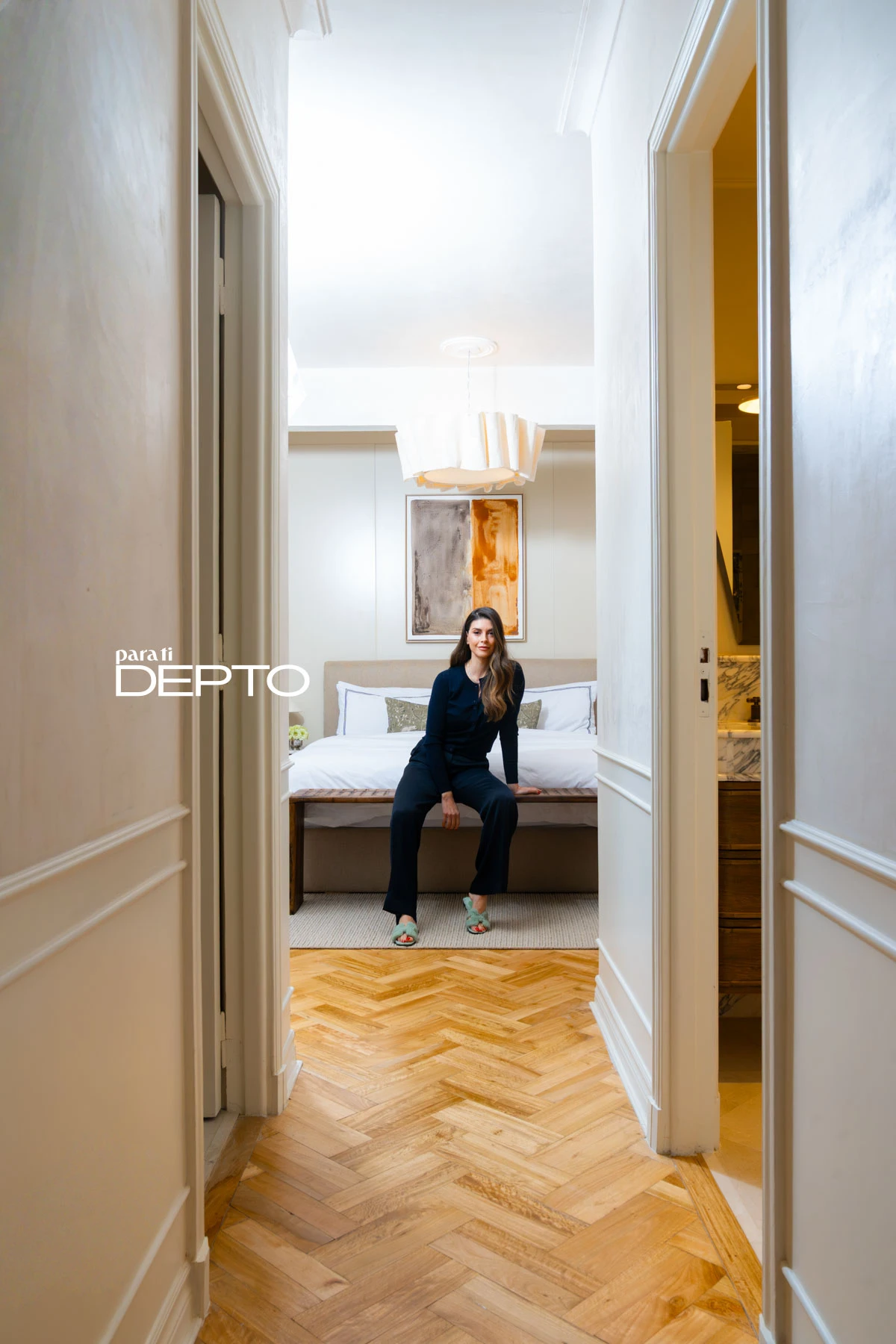 Shiva Safai en la suite principal de su depto en Buenos Aires. 
