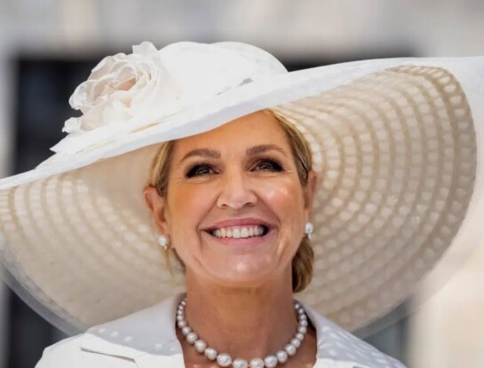 El elegante look de Máxima Zorreguieta: falda floral, sombrero XL y collar de perlas
