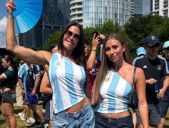 El look chic de Carolina Baldini para alentar a la Selección
