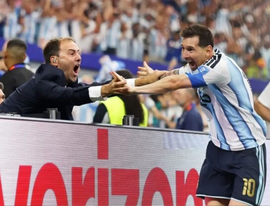 Quién es Joaquín Bruno, el periodista que protagonizó una emotiva foto con Leo Messi: “Estoy temblando”