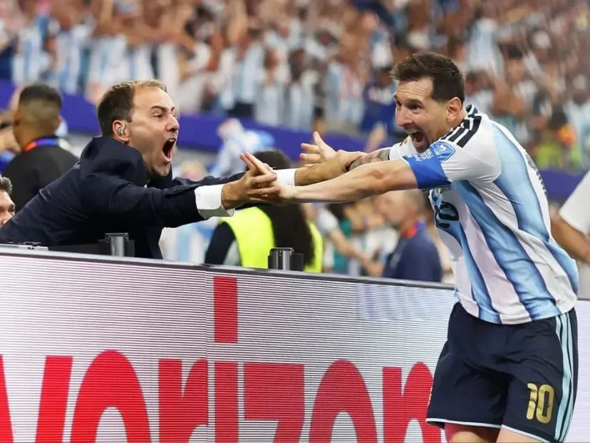 Quién es Joaquín Bruno, el periodista que protagonizó una emotiva foto con Leo Messi