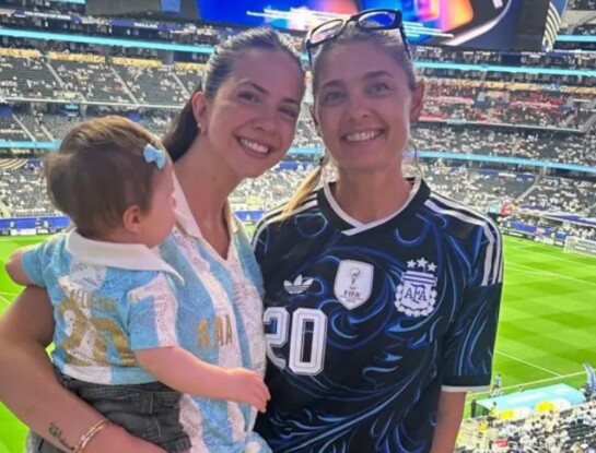 Ailén Cova marcó tendencia con un top de la Selección Argentina y un pantalón a rayas