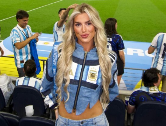El look fashionista de Kelci Rose para alentar a la Selección: campera cropped y denim