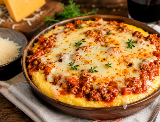 La receta fácil del día: polenta cremosa con ragú de salchichas y queso gratinado, el plato más reconfortante del invierno