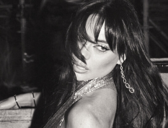Emilia Attias apostó al look shiny más impactante en Israel con un mini vestido plateado efecto espejo