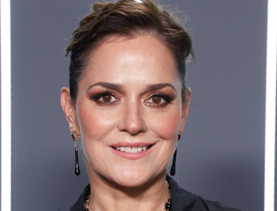 Andrea Pietra confirmó que el azul noche es el color más elegante para una gala: así fue su look en los Premios Sur 2026