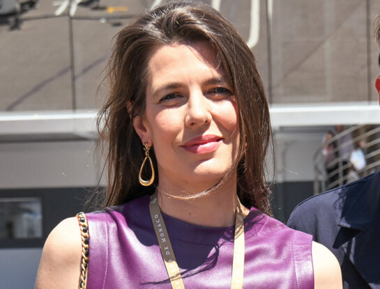 Charlotte Casiraghi adelanta el color tendencia en el Grand Prix de Mónaco: minivestido de cuero y zapatos bicolor