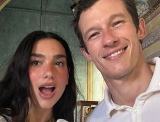 Dua Lipa deslumbró en Sicilia con un impactante vestido de Bottega Veneta para celebrar su boda con Callum Turner