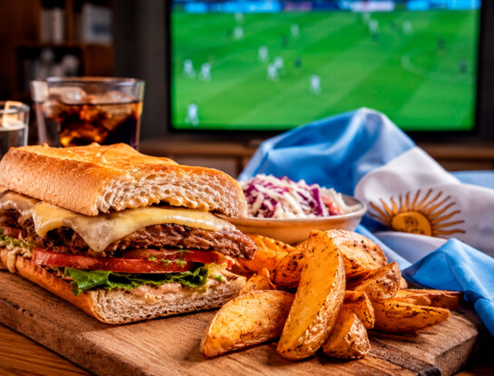 La receta fácil del día: sándwich caliente de milanesa con queso y papas rústicas, el almuerzo perfecto para ver a Argentina