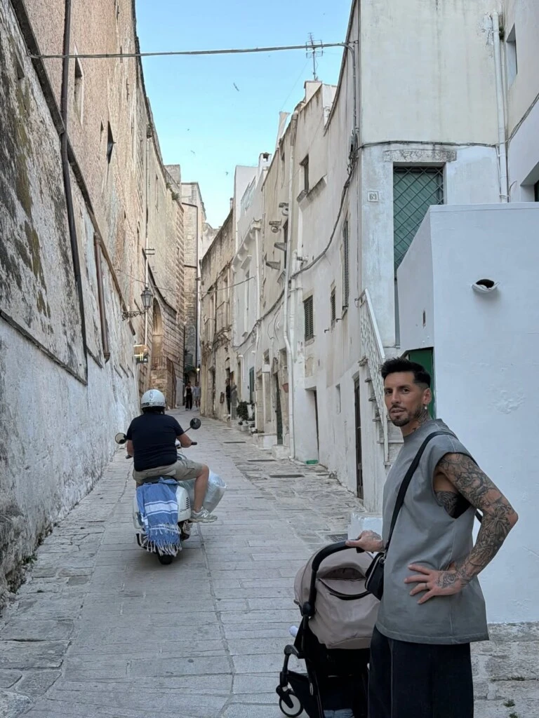 A pocos días de haber cumplido cuatro meses, la pequeña se convirtió en una de las grandes protagonistas de las vacaciones familiares, acompañando cada paseo con la tranquilidad y dulzura que enamoró a los seguidores de la modelo.