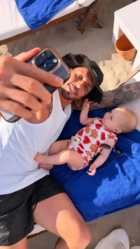 La gran protagonista de las postales familiares fue también Aitana, quien conquistó las redes con un look tan adorable como veraniego