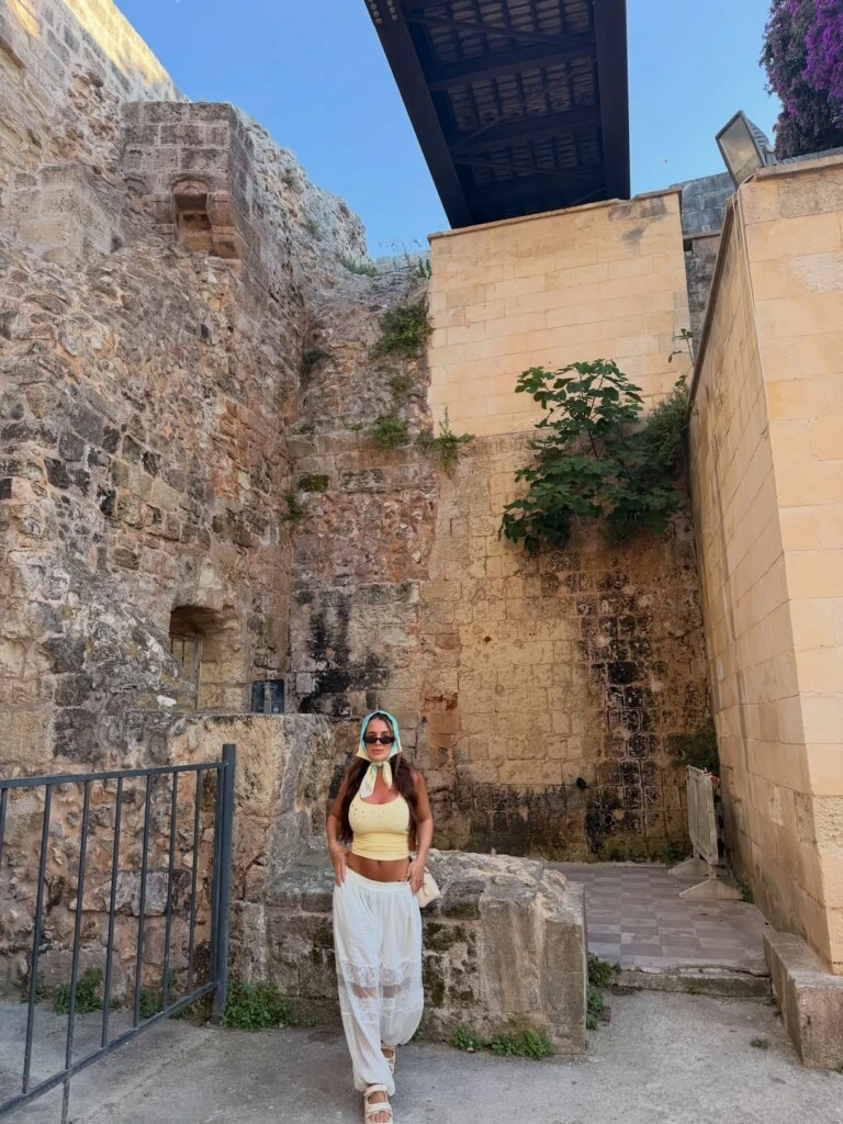 Para recorrer las pintorescas calles de la costa italiana, Cami eligió un look ideal para las altas temperaturas.