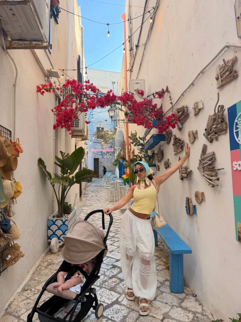 El detalle más fashionista llegó con un pañuelo estampado en tonos turquesa y amarillo anudado sobre la cabeza, un accesorio que se consolidó como protagonista de los looks estivales en distintos destinos europeos.