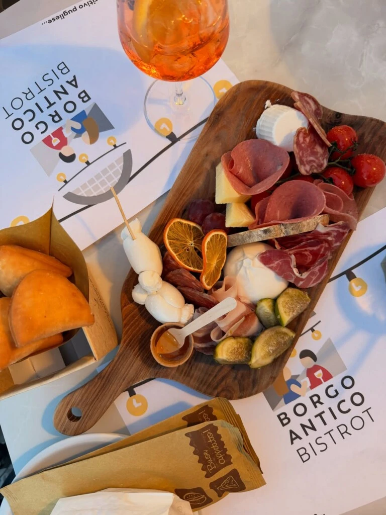 Calles históricas, escalinatas emblemáticas, rincones con encanto, restaurantes tradicionales y degustaciones gastronómicas formaron parte del recorrido.