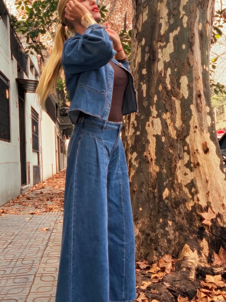La campera corta equilibró a la perfección el volumen del pantalón de inspiración palazzo, una de las siluetas más buscadas del momento.