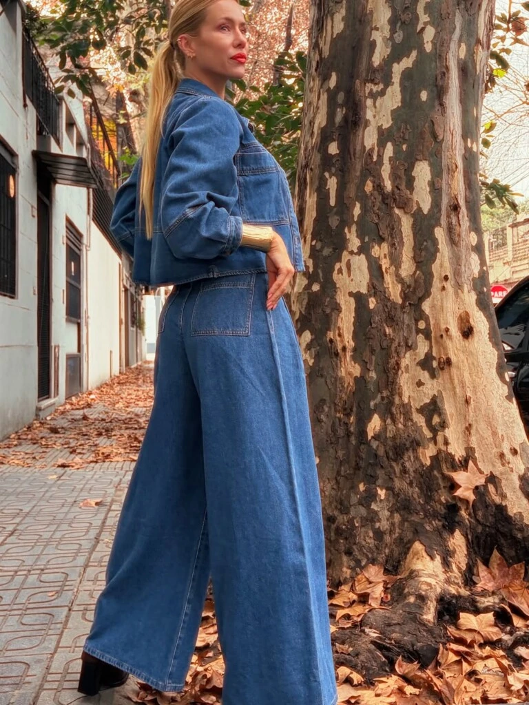 El gran protagonista del maquillaje fue un labial rojo intenso que aportó sofisticación y rompió con la monocromía azul del outfit.