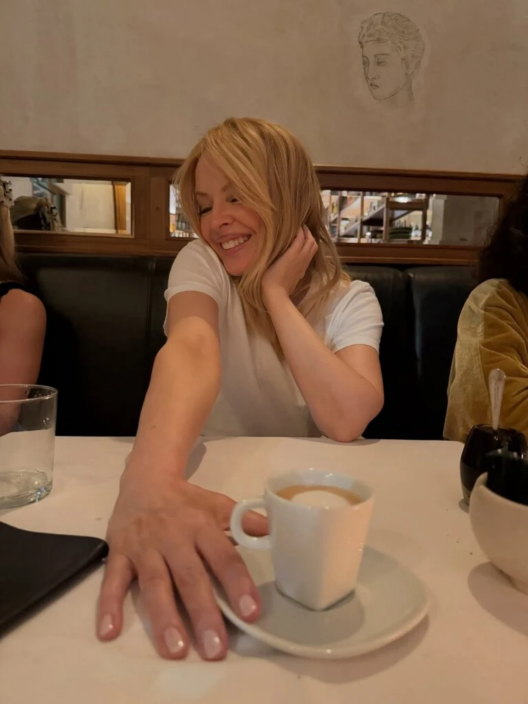 Las imágenes reflejaron una velada distendida, marcada por la buena comida, la complicidad con sus colaboradores y el entusiasmo de volver a estar en Argentina.