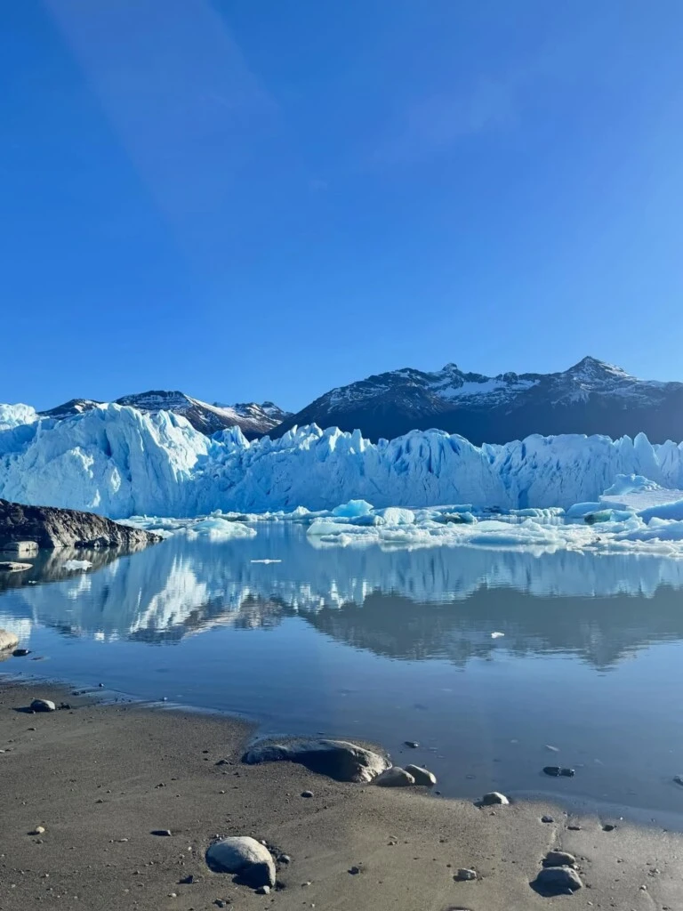 Entre las postales compartidas se lo puede ver navegando frente a los glaciares, contemplando la inmensidad del paisaje patagónico desde una embarcación y disfrutando de recorridos por el Parque Nacional Los Glaciares.