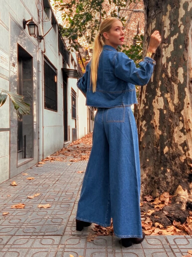 Para su outfit, Nicole apostó por un conjunto de jean en una misma tonalidad.