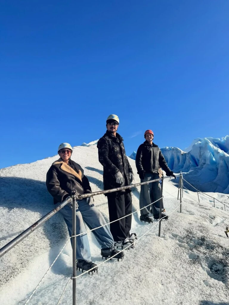 Arjona también realizó trekking sobre el Glaciar Perito Moreno, donde recorrió senderos de hielo y exploró algunas de las formaciones naturales que convierten a este destino en uno de los más visitados del país.