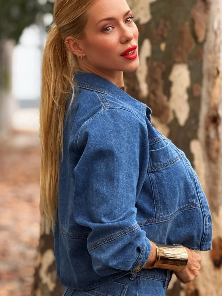 Nicole incorporó accesorios capaces de transformar una propuesta casual en un estilismo mucho más sofisticado.
