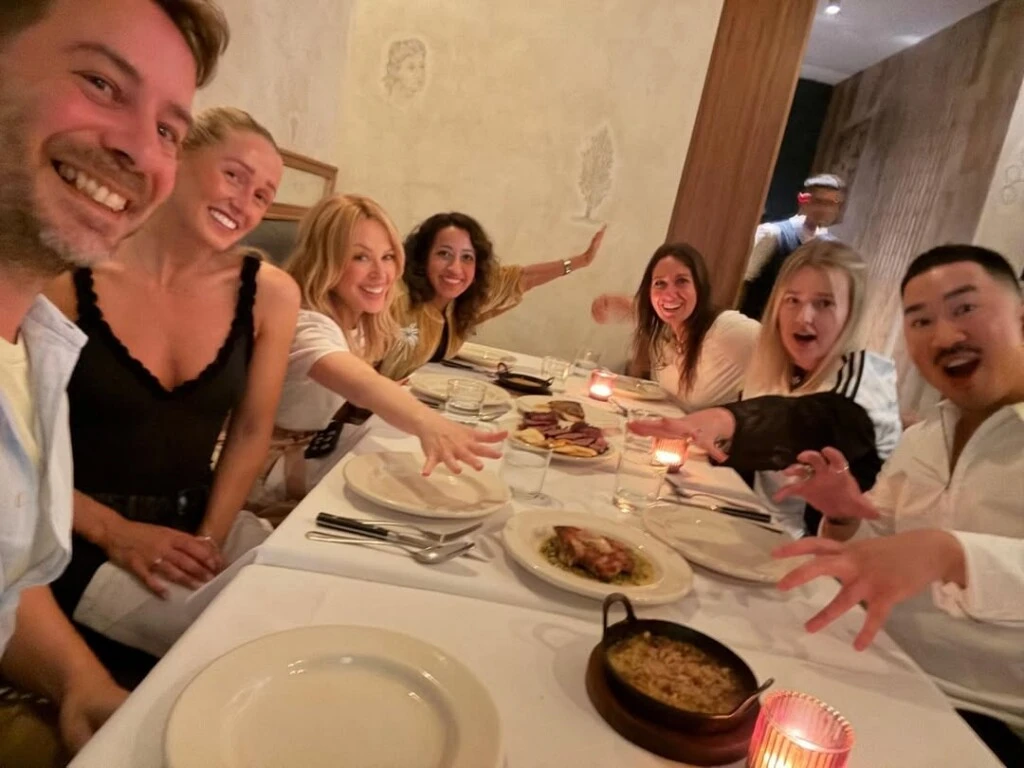 Entre entradas, platos principales y café, Kylie dejó entrever que aprovechó al máximo cada momento de su visita, mostrando una faceta cercana y espontánea que sus seguidores celebraron en los comentarios.