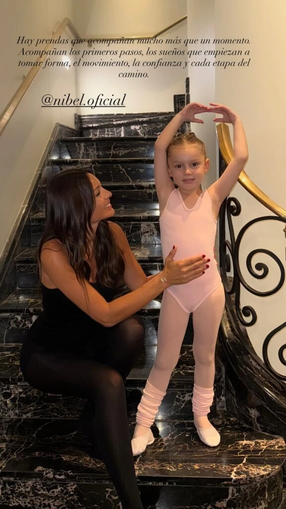 La modelo apostó por un estilismo completamente negro, compuesto por un body y medias largas que contrastaron con la delicadeza del conjunto rosa de Anita.