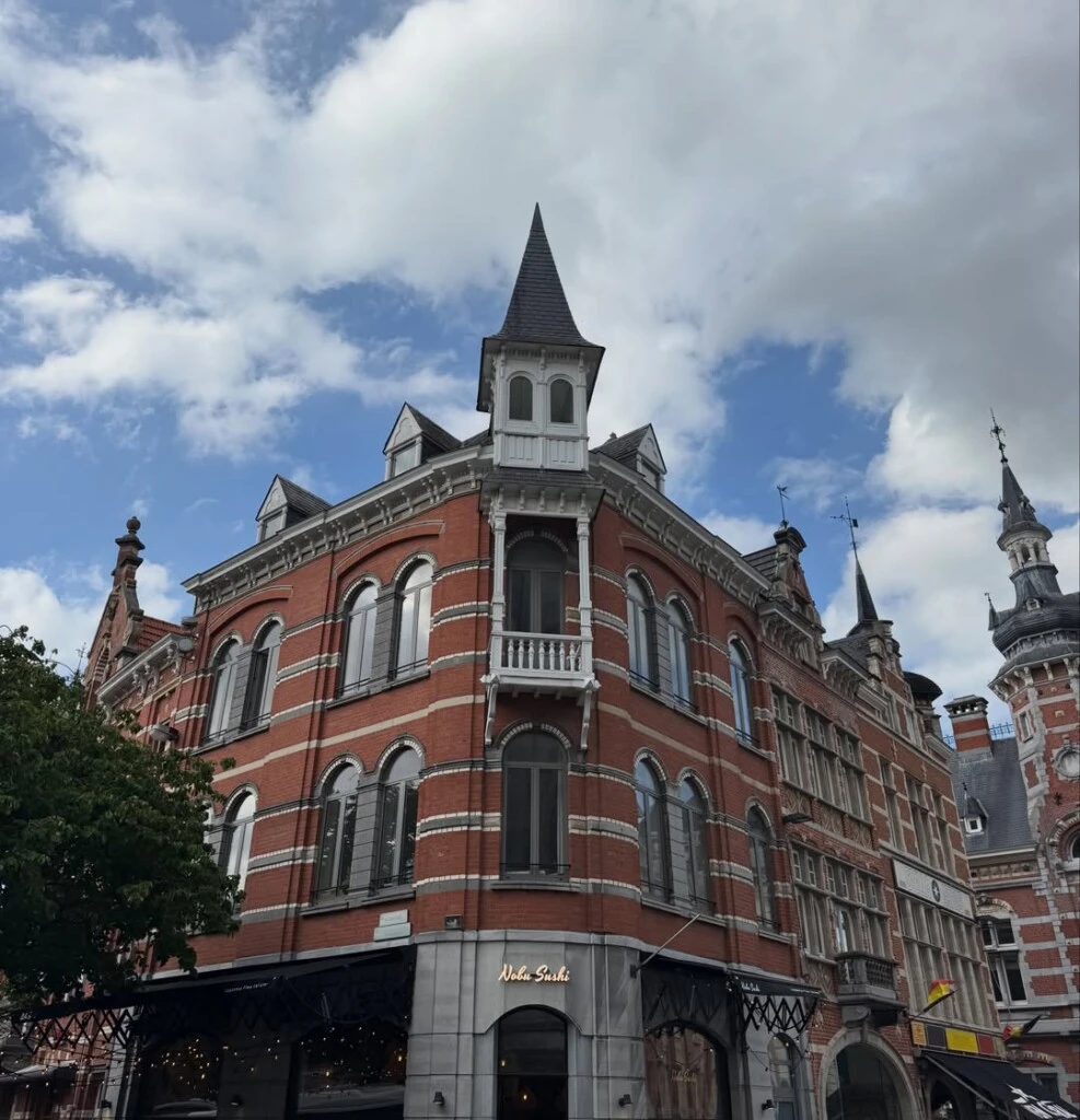 en Bélgica, reconocida por su riqueza histórica, su arquitectura medieval y su vibrante vida universitaria.